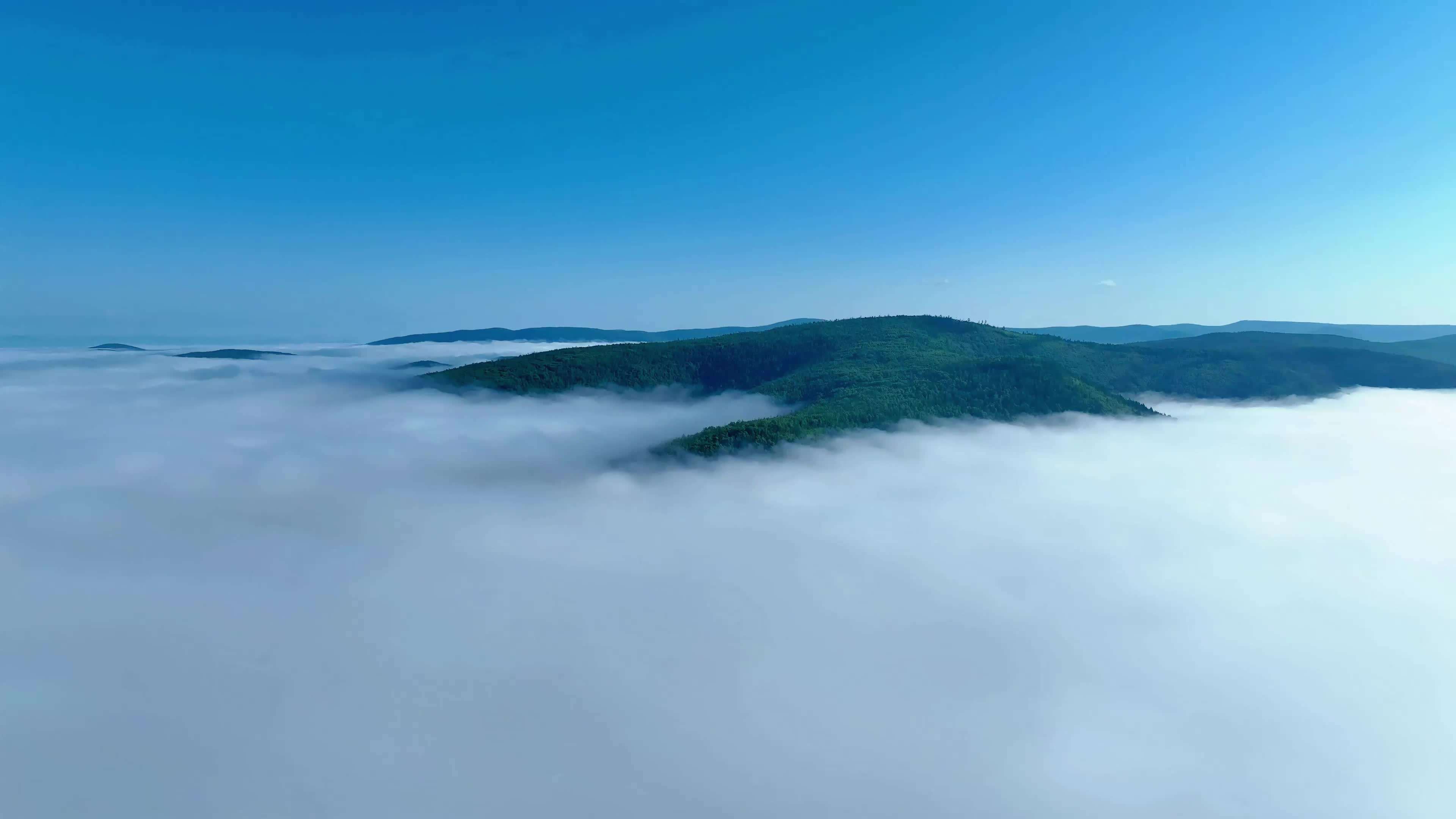 云海如诗如画,令人陶醉其中,如同一幅绵延不绝的画卷