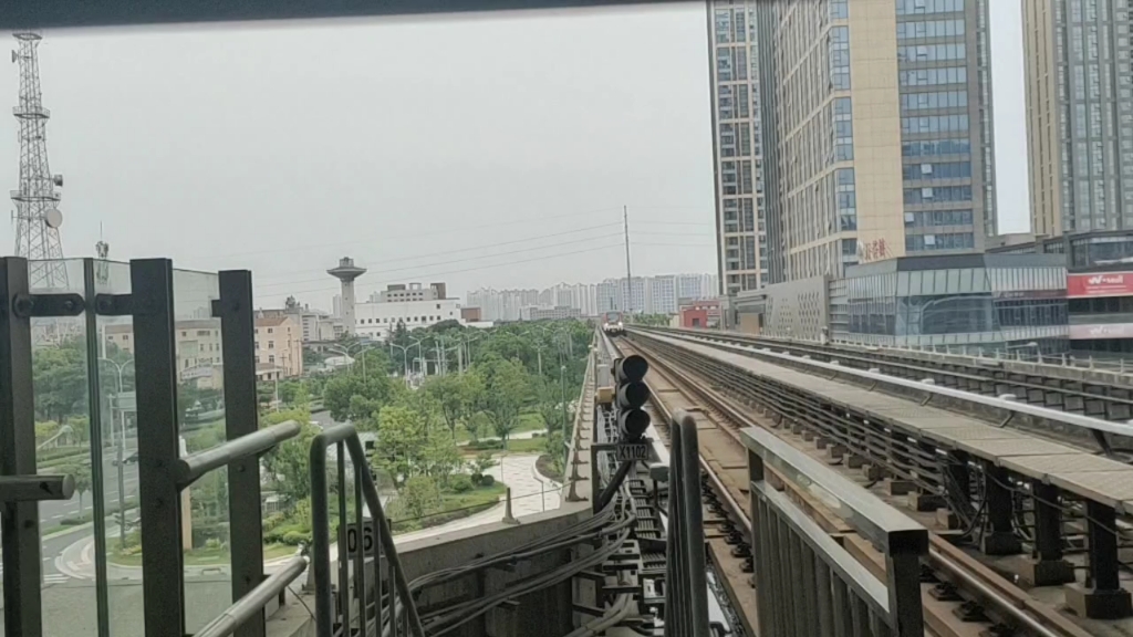 无锡地铁1号线刘潭站列车进站堰桥方向