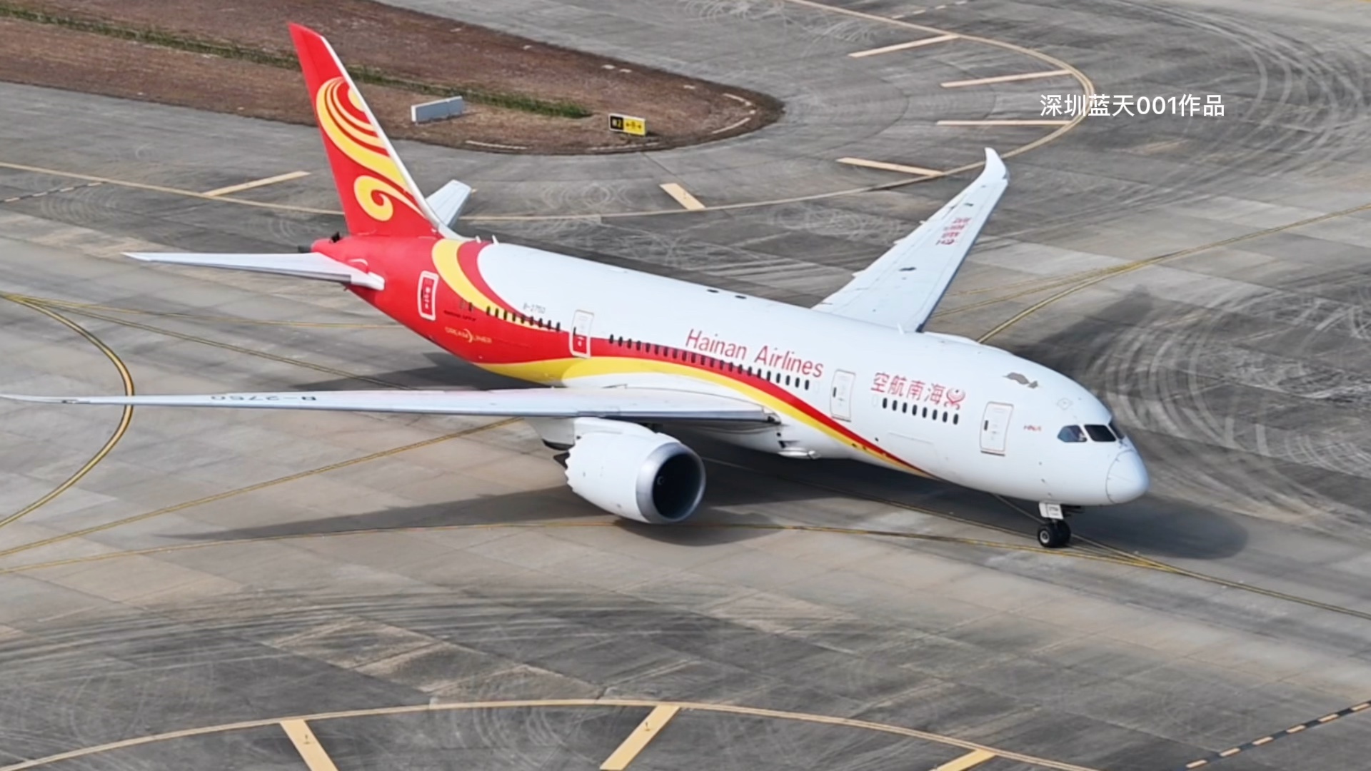 海航787慢慢缓过来,拐弯后进入停机位,看着像飞机模型.