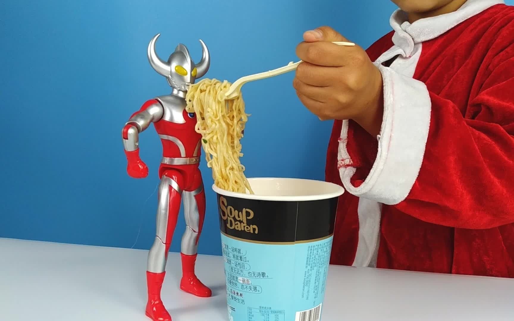 小泽和奥特之父还有贝利亚,泰罗奥特曼一起分享吃杯面喝果汁,很开心