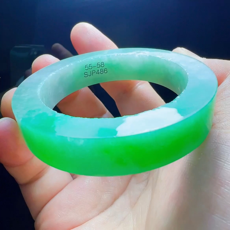 老种辣阳绿手镯坯,高质量颜色货,一大节阳绿颜色挂圈口,种老,起胶水润