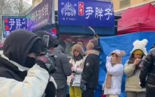 Скачать видео: 南方小土豆占领哈尔滨早市名场面，卖早点大妈铲子都抡飞了！