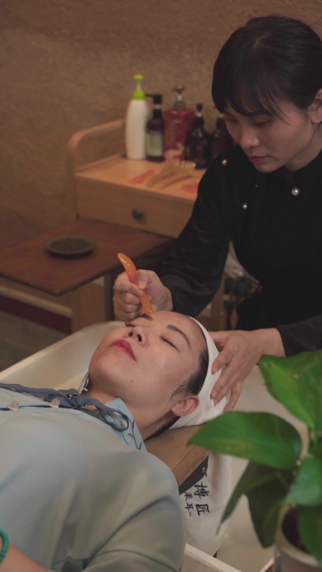 今天教大家制作桃花精油让古法头疗配合着桃花的芬香缓解您一天的疲惫