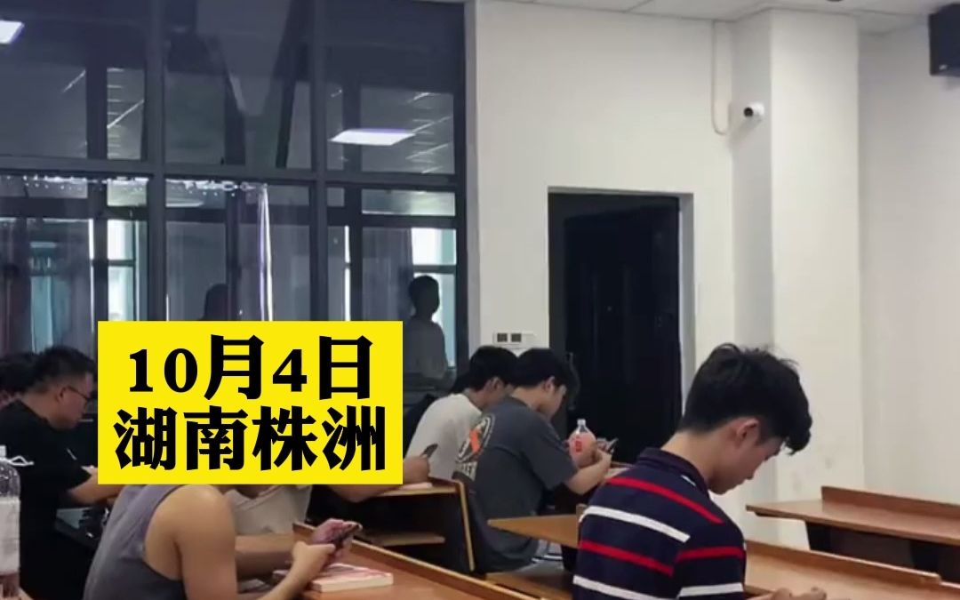 [图]男学生穿着成熟去上课，瞬间气质“超级加辈”，同学灵魂发问:换“老师”了？