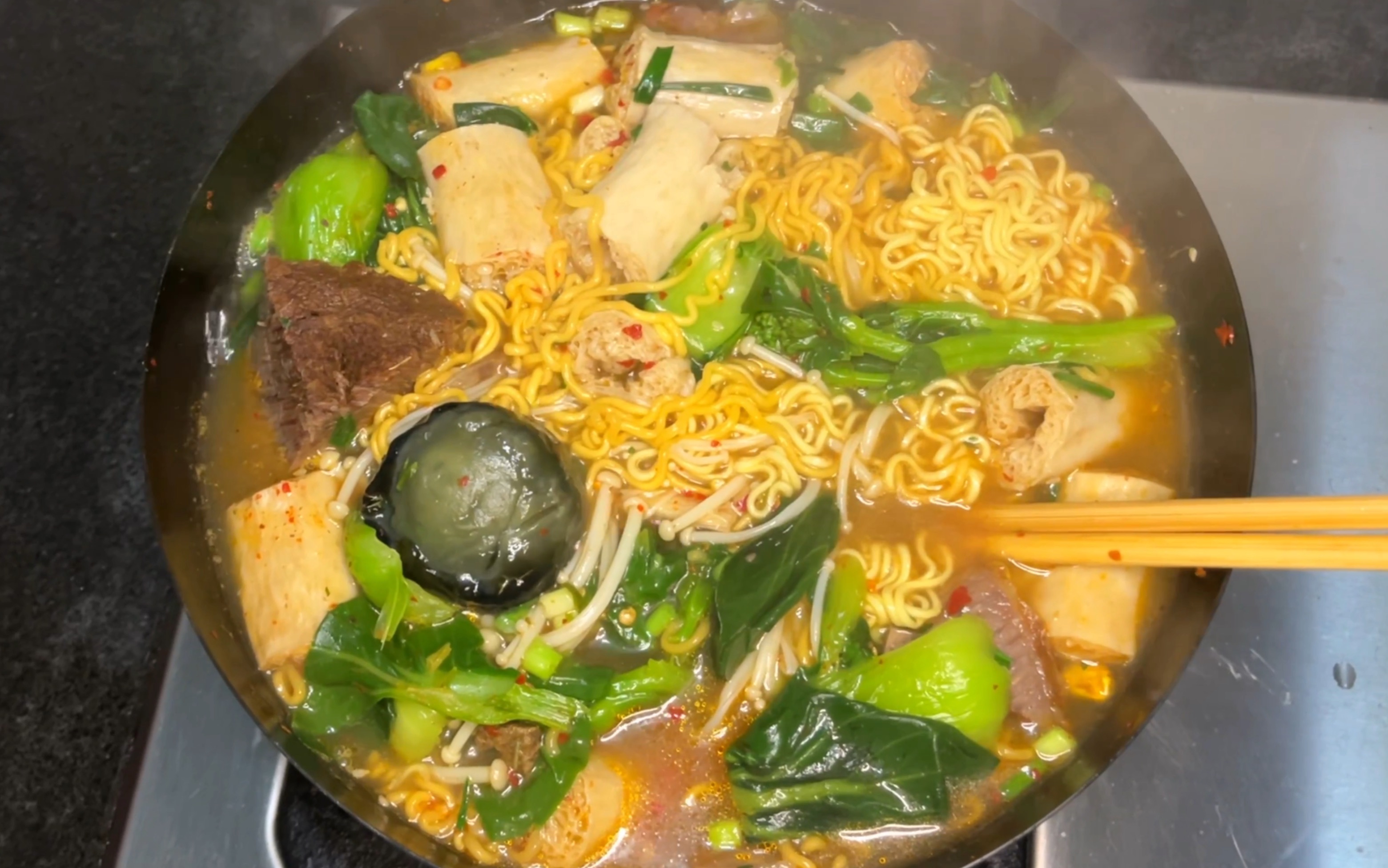 给妹妹煮个泡面吃吃吧