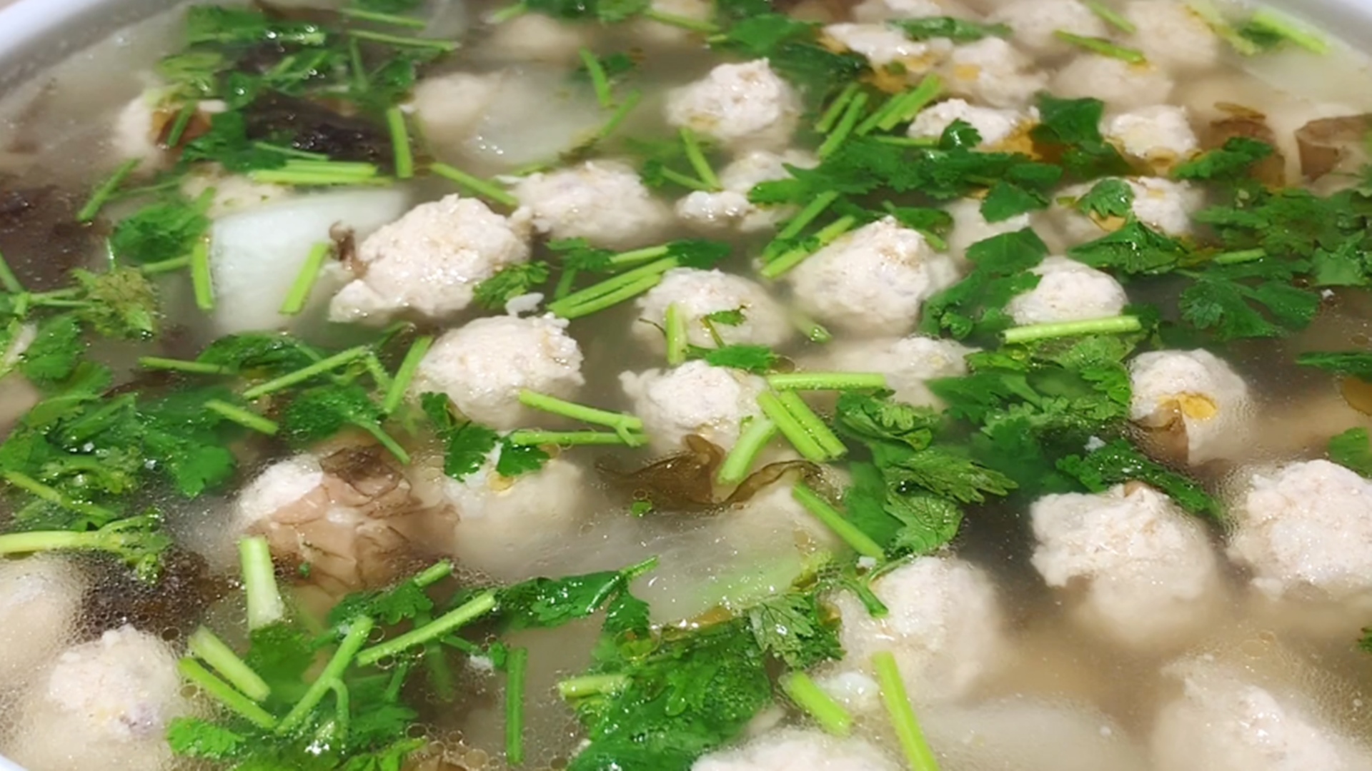 肉丸子汤好吃有诀窍,吃一碗暖心暖胃,鲜嫩多汁,上桌汤都不剩