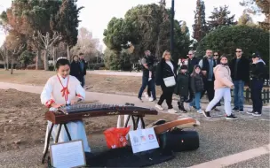 下载视频: 希腊海边的小公园里，一首《青城山下的白素贞》