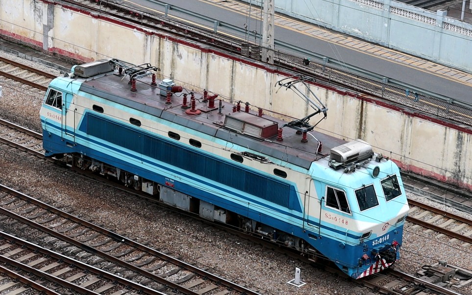 近距离感受韶山8型电力机车降弓 升弓 启机全过程_哔哩哔哩 (゜-゜)つ