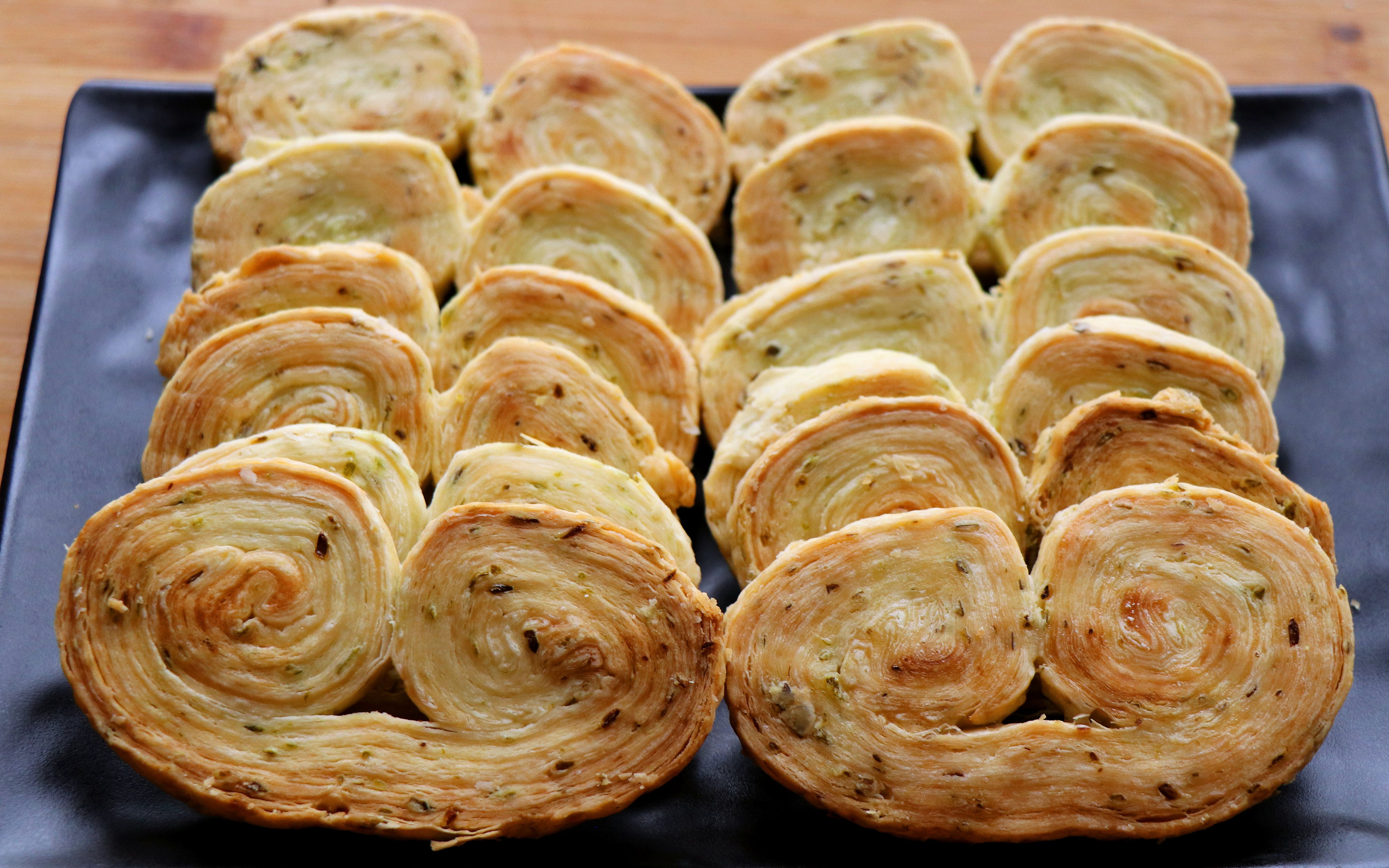 面粉最独特的做法,不用烤箱,层次丰富,个个酥到掉渣【葱香千层酥饼】