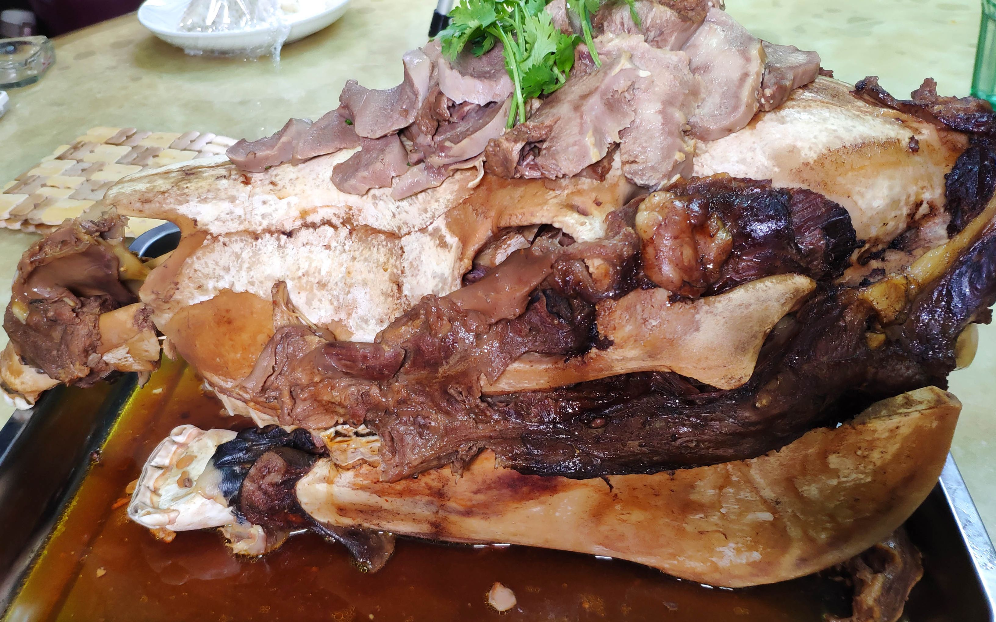 老刘花229买一整个驴头,秘制卤制六小时,一家七口人都没吃完!