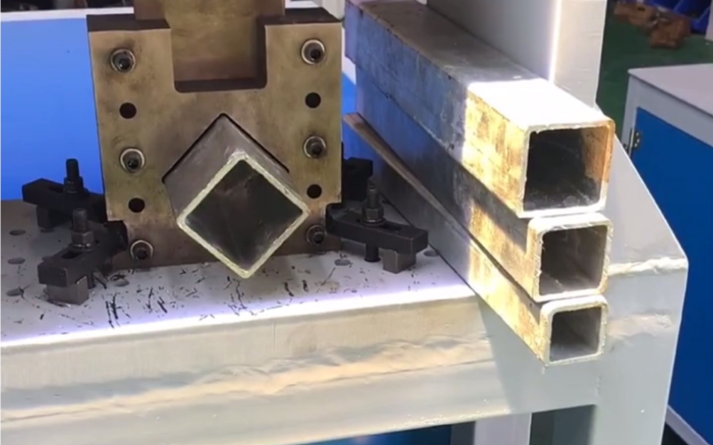 优易通机械 方管冲断,槽钢打孔