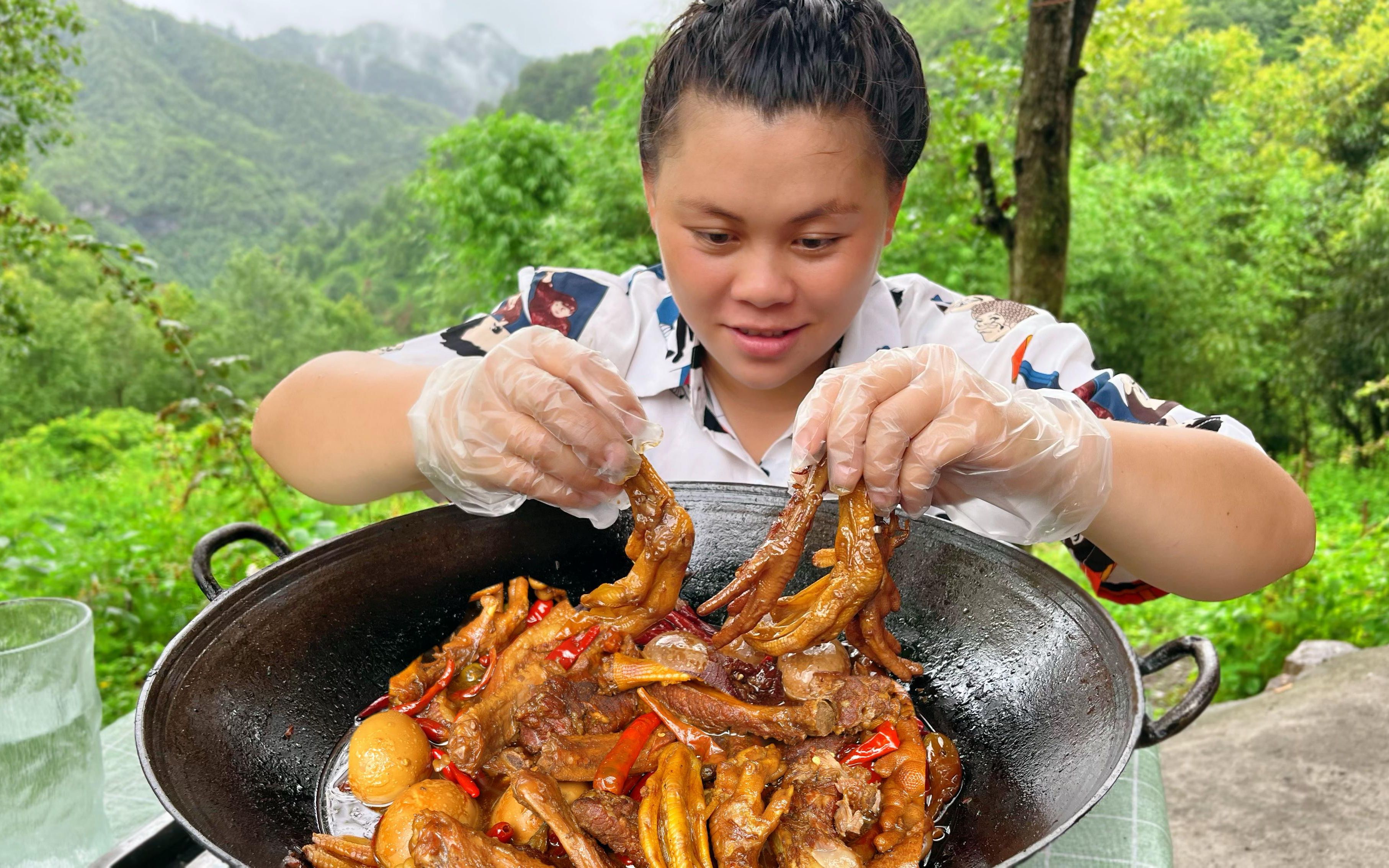 今天用小米椒做了一大锅卤肉,配碗面条爆辣过瘾欧妹吃得汗直流哔哩哔哩bilibili