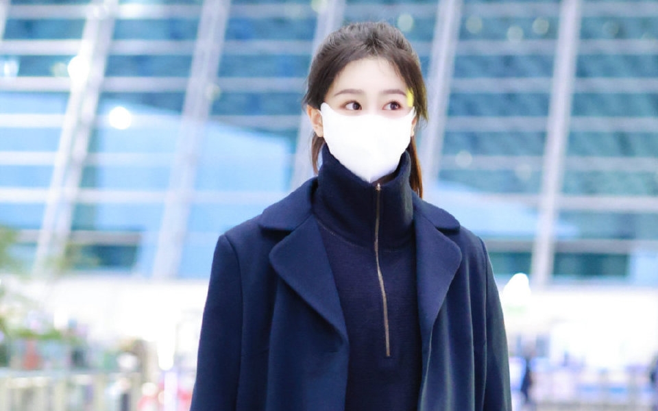 杨紫近期机场路透&营业照,换造型师了吗?最新状态还不错979797