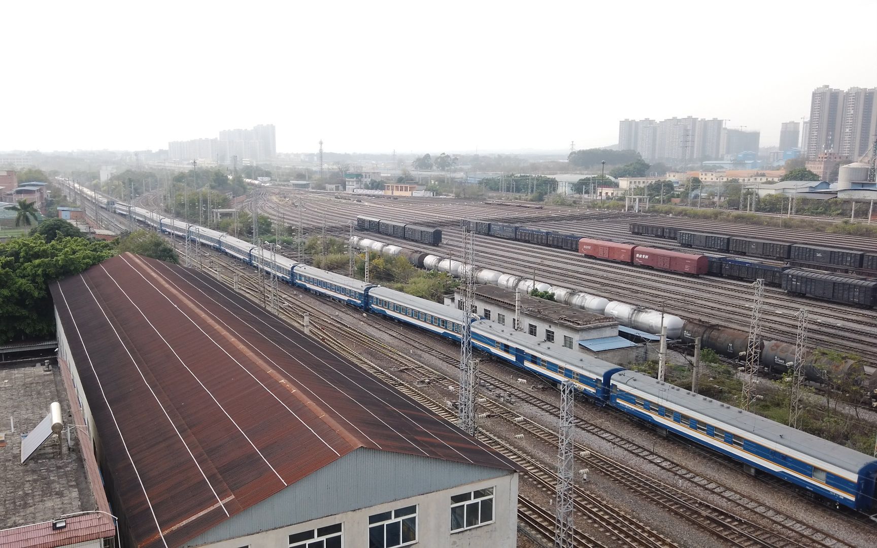 南宁南一场拍宿营车发车