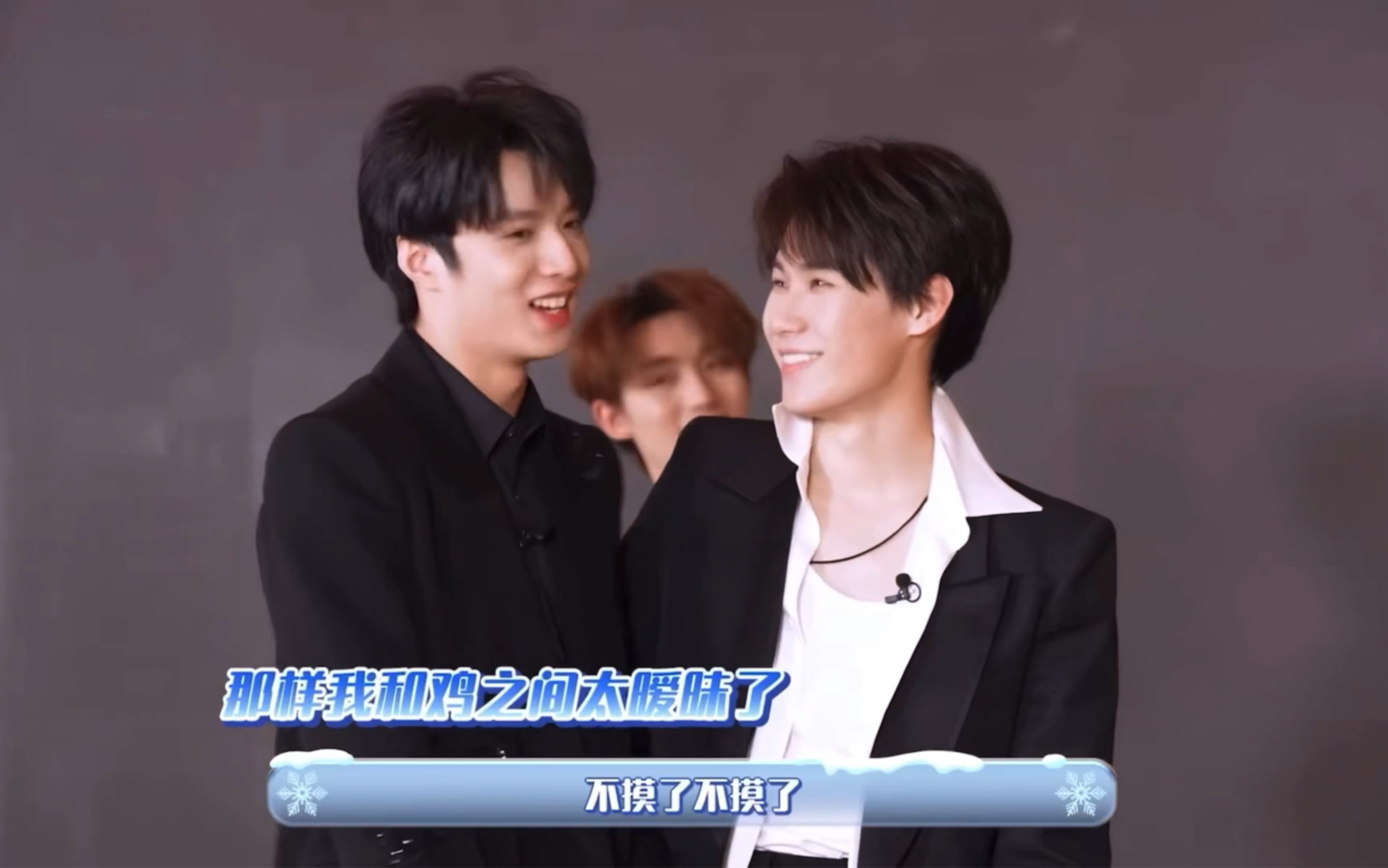 小孩哥无法承受之奖!刘耀文抽到二等奖sdf直接把活鸡拿了上台!