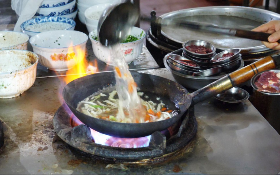 清真饭店特色牛肉粉、羊肉粉、操作看得见吃得放心哔哩哔哩bilibili