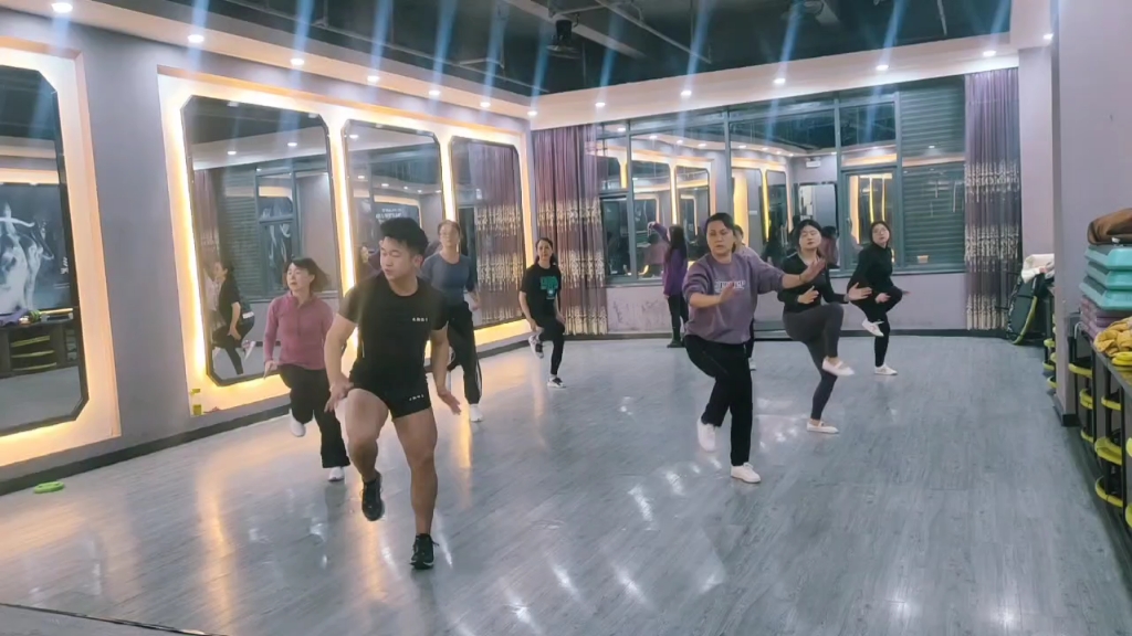 健身舞,燃脂效果杠杠的.