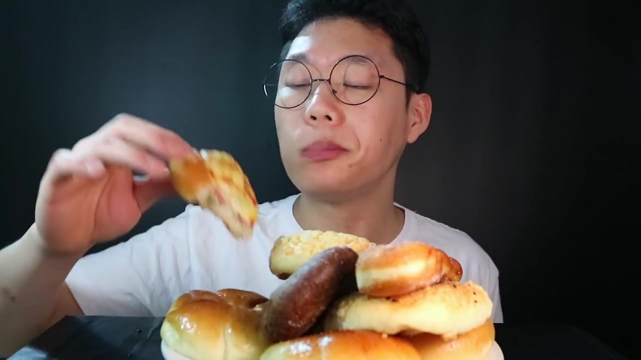 戴眼镜韩国小哥吃播-各种面包 牛奶吃播-咀嚼音不说话-asmr breads&