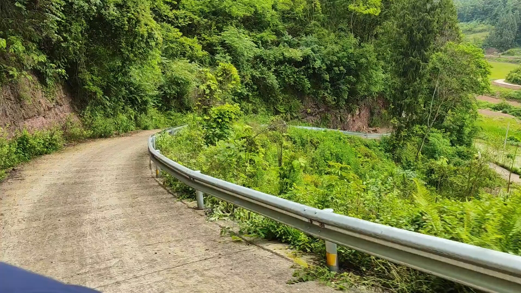 村干部跟随上级外出遍访日常——途径的常规陡坡路.