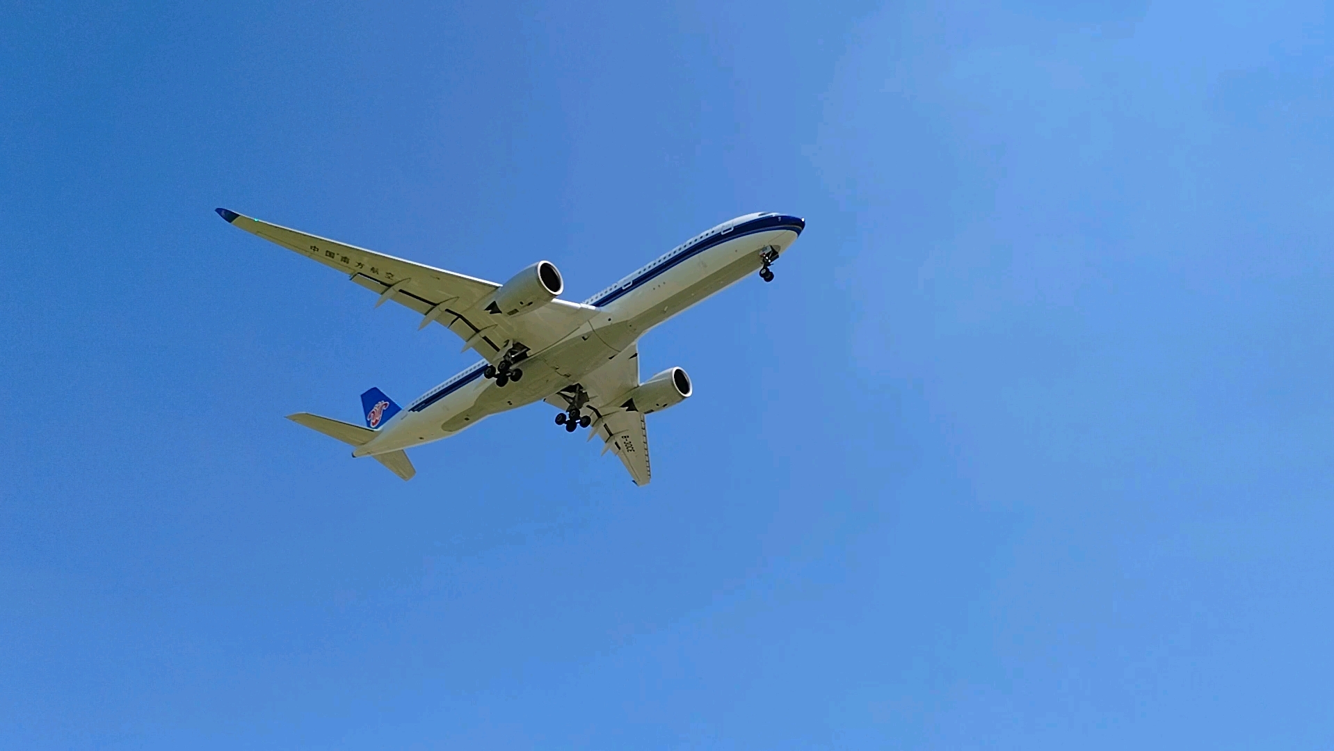 你有没有体验过飞机从头顶飞过