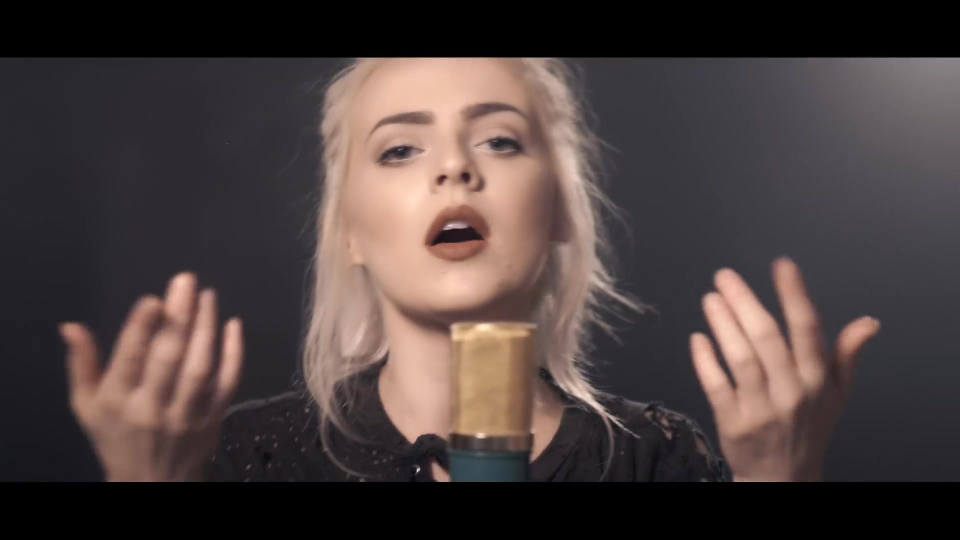 [图]'Something Just Like This' - Chainsmokers + Coldplay (Alex Goot & Madilyn Bailey