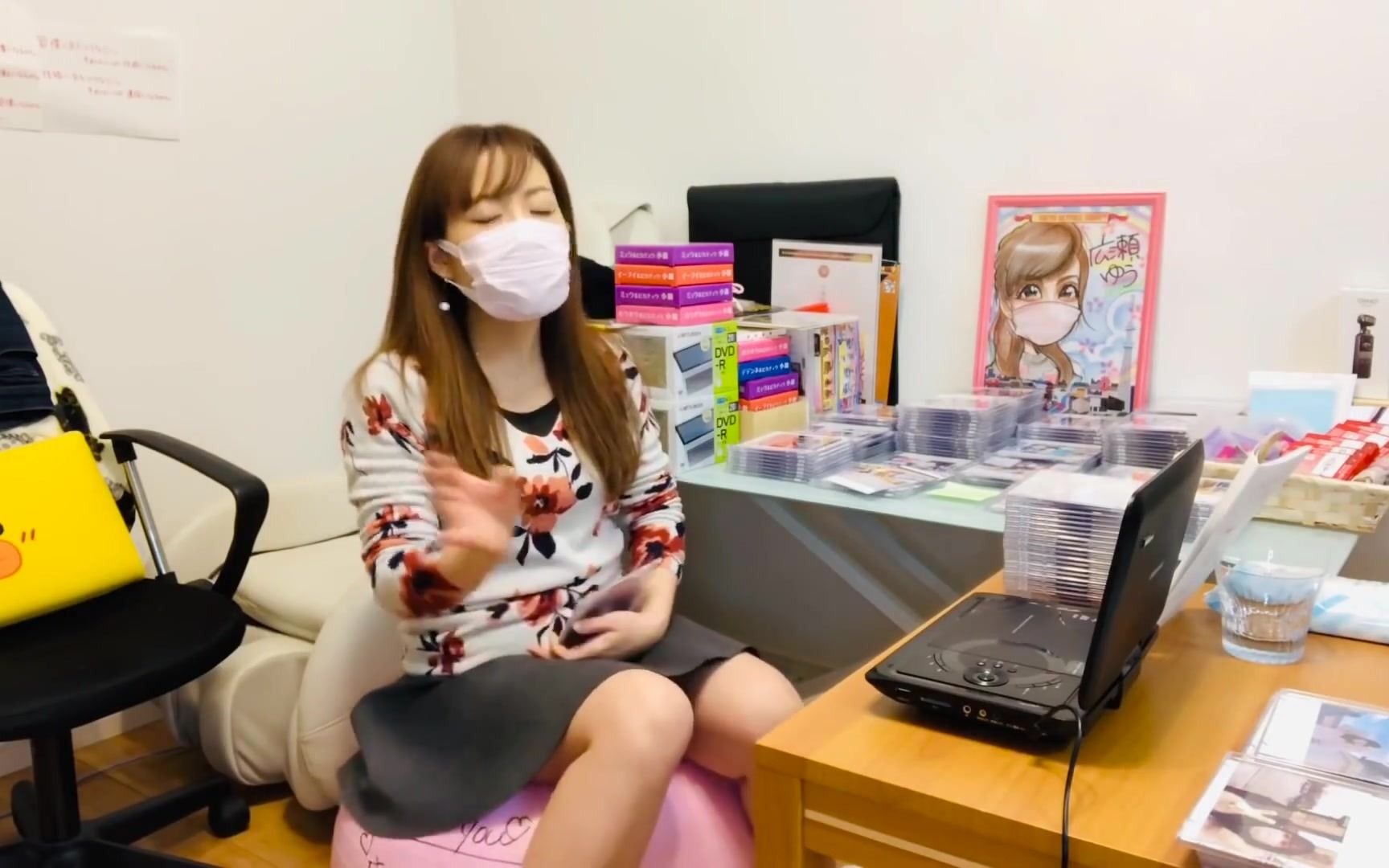 【口罩美女】日本小姨的白色花衬衫和瑜伽球_哔哩哔哩_bilibili