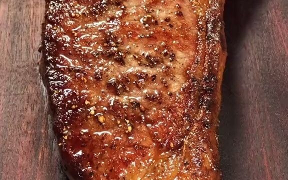 外焦里嫩的五分熟谷饲西冷牛排,横切面呈现粉红色.