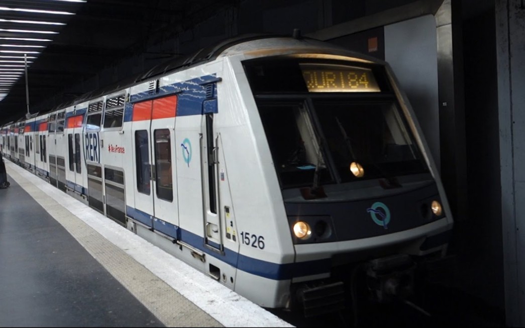 巴黎地铁 拉德芳斯车站有轨电车和郊区列车