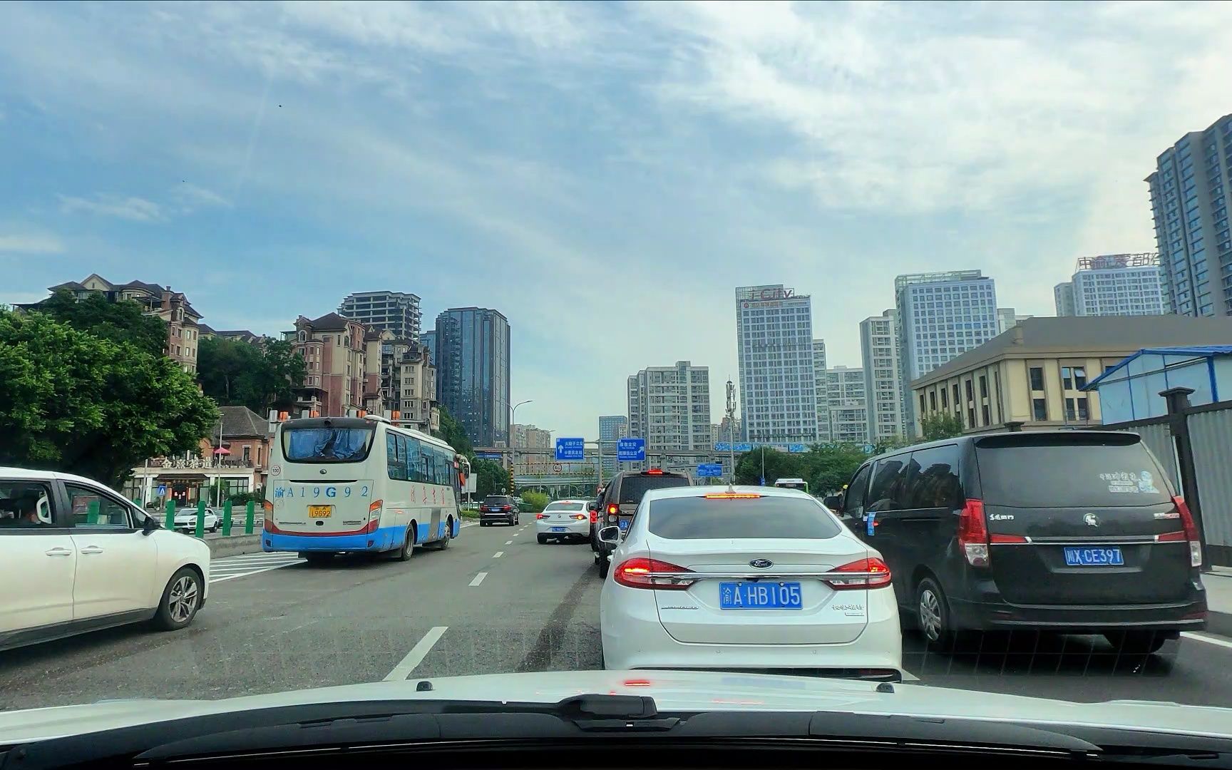 山城重庆的早高峰路况实景,8d魔幻城市的立体交通和沿途街景,网红视角