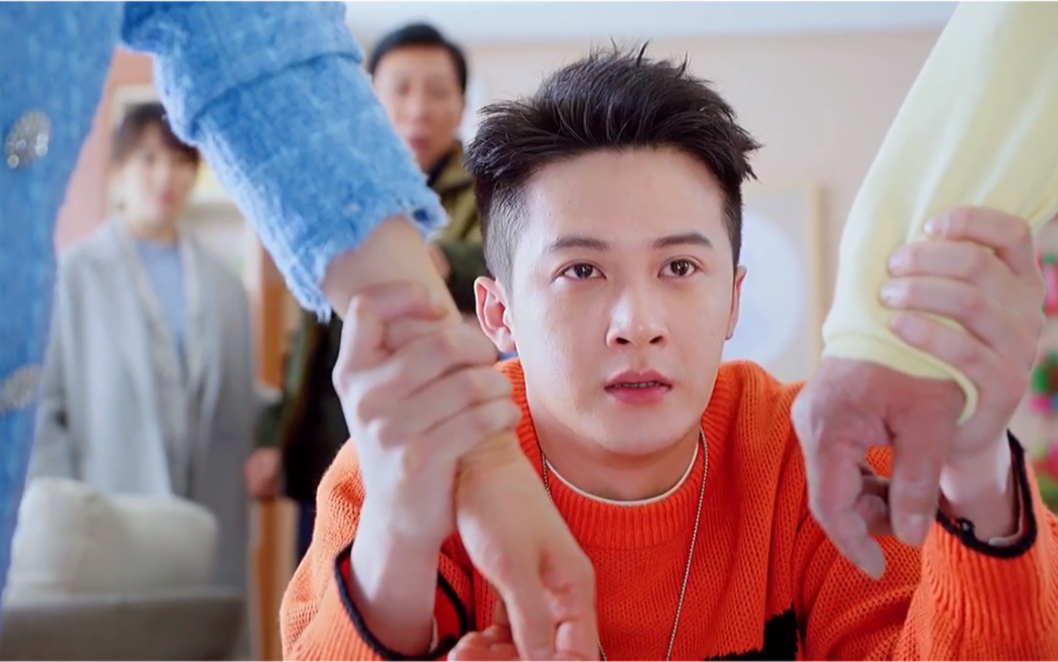 关震雷给李贝爸妈跪下,关爸伤心离开,这儿子不如扔了吧!