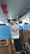 大巴车滞留高速3小时，老人与全车乘客分享馒头，婉拒转账