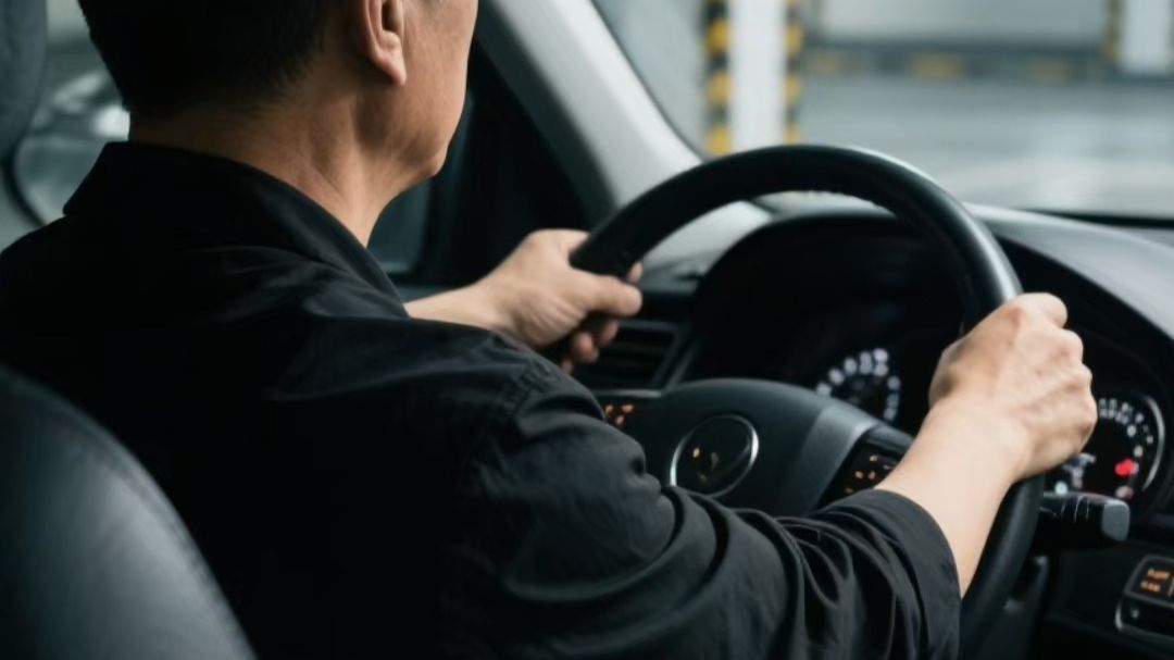 油门当刹车？这些踩错脚事故让你惊出冷汗！