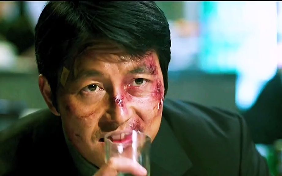 郑雨盛这才是正真的狠人,直接用嘴吃玻璃杯子,你敢吗?