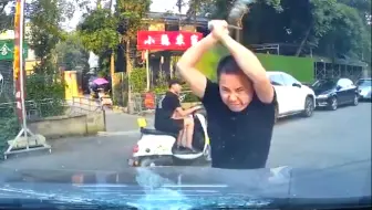 神经病砸我车，直接顶翻