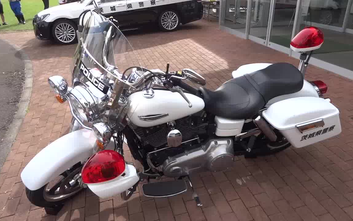 茨城县警察交机队的哈雷白摩托