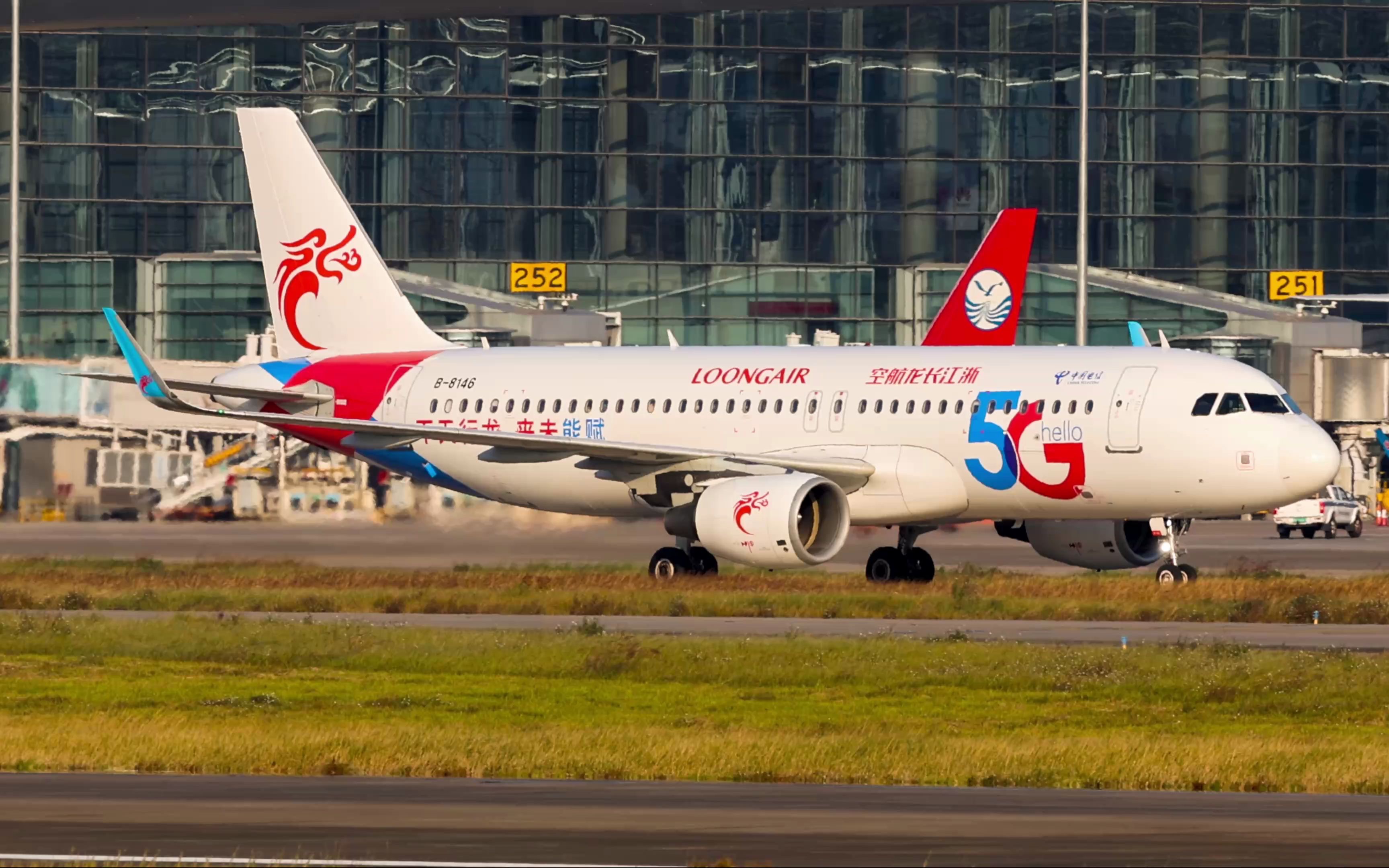 看到这架飞机瞬间觉得5g信号满格了,浙江长龙航空b-8146电信5g涂装