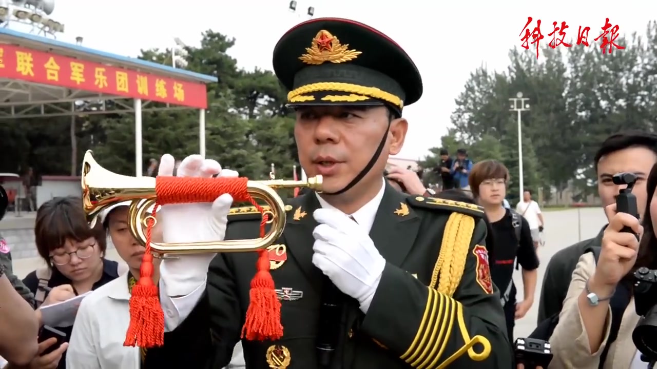 【联合军乐团】集体采访:军号介绍及分列式进行曲演奏哔哩哔哩bilibili