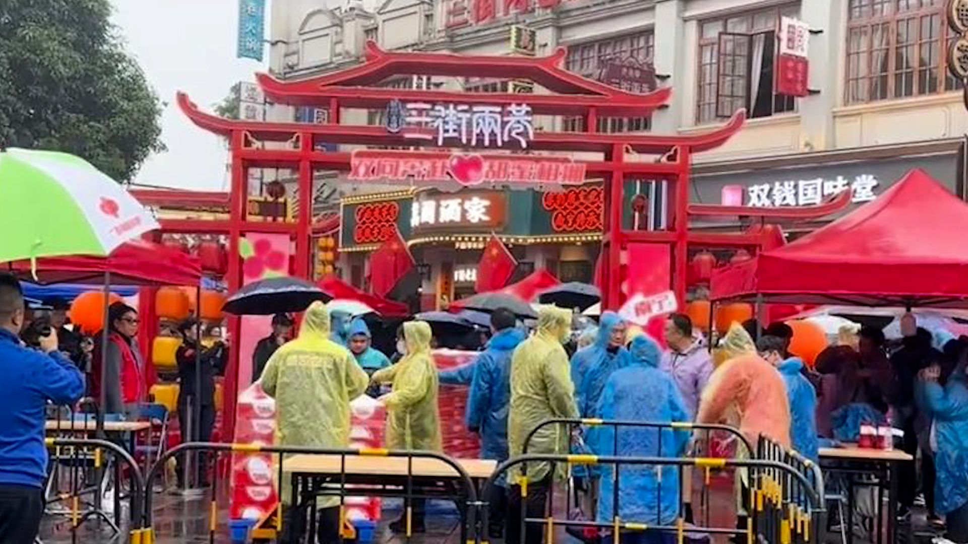 跨越山水!黑龙江首批蔓越莓运抵广西南宁 市民冒雨排长队领取哔哩哔哩bilibili