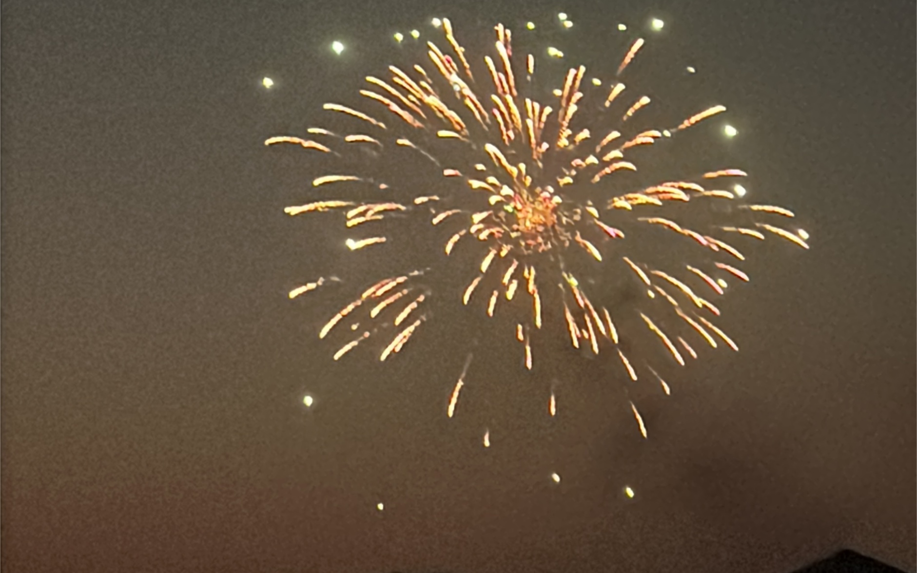 春节高速路上的美丽烟花