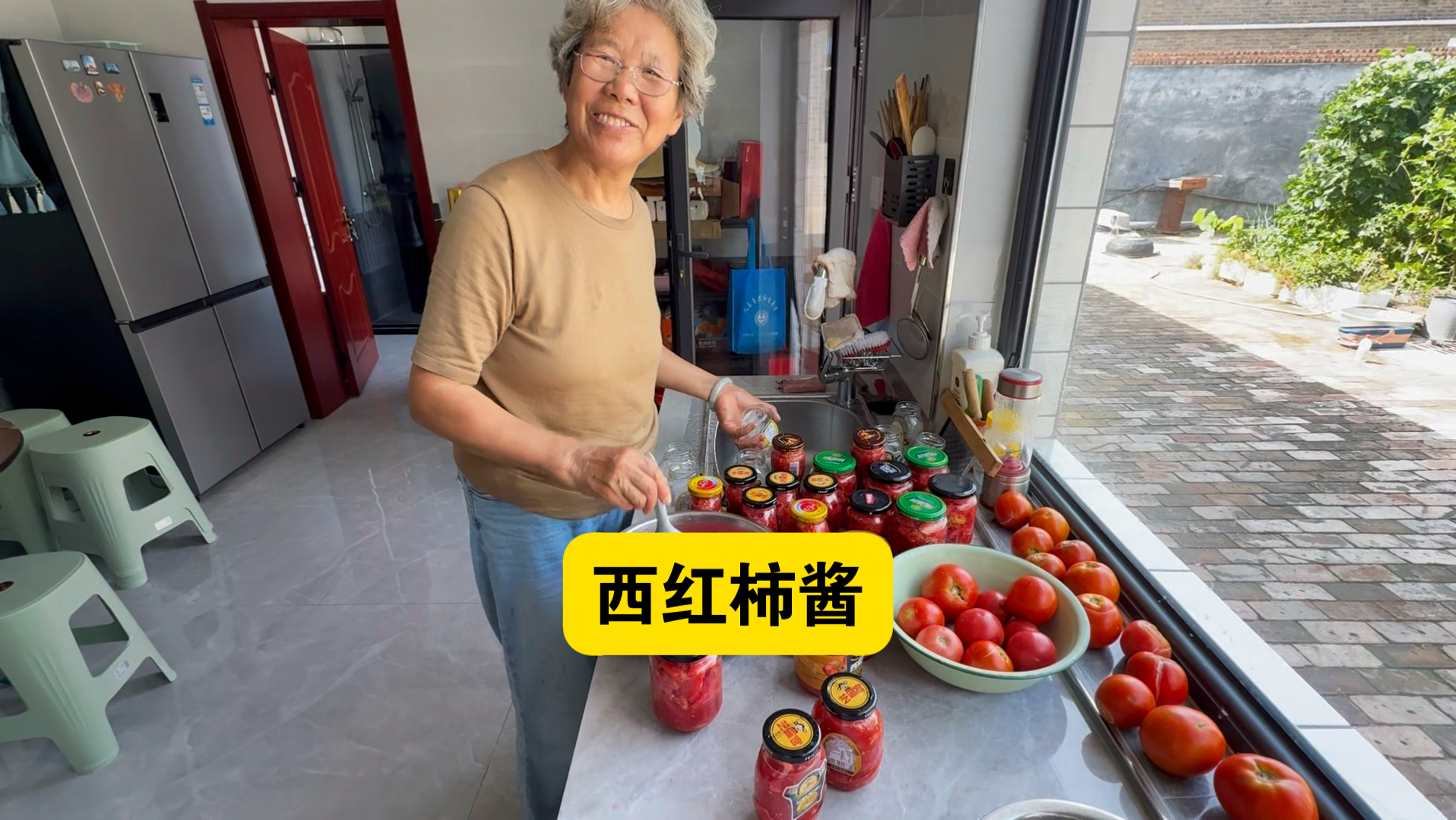 回太原了，老妈在熬西红柿酱，看看我家的小院