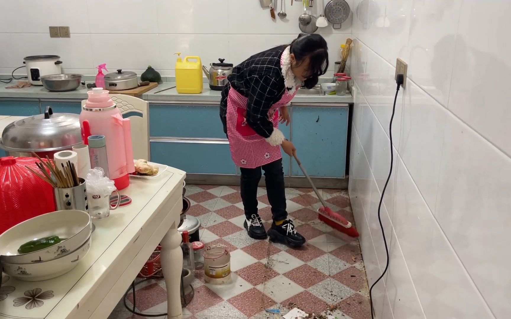 农村婆婆不在家,媳妇打扫卫生把橱柜砸烂了,这下闯祸了