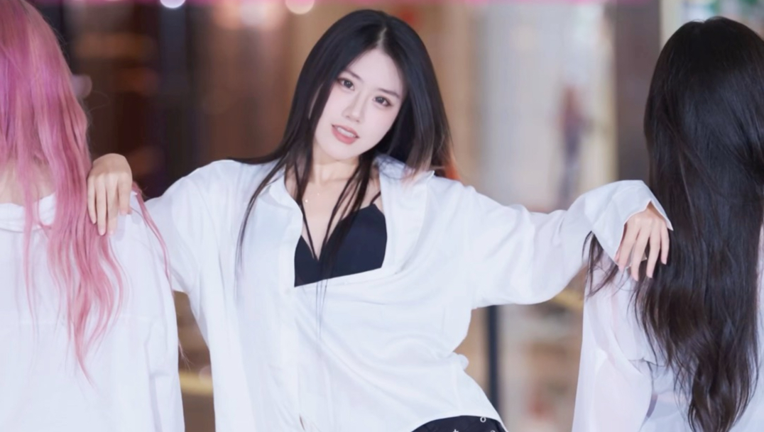 听说这首最近特别火 abracadabra路演直拍