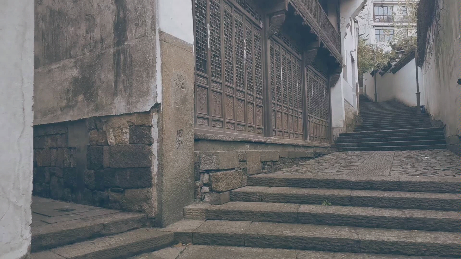 杭州西湖畔的古巷道