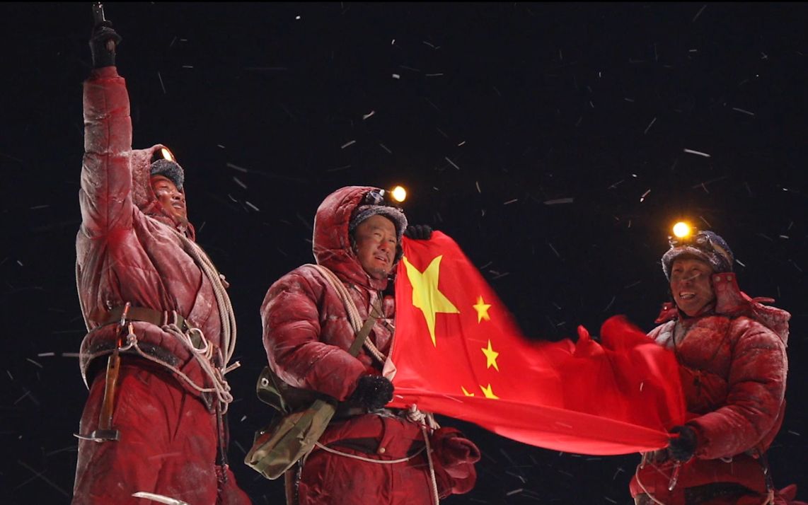 电影《攀登者》"最浪漫的同行"情感特辑 吴京张译珠峰顶持国旗落泪