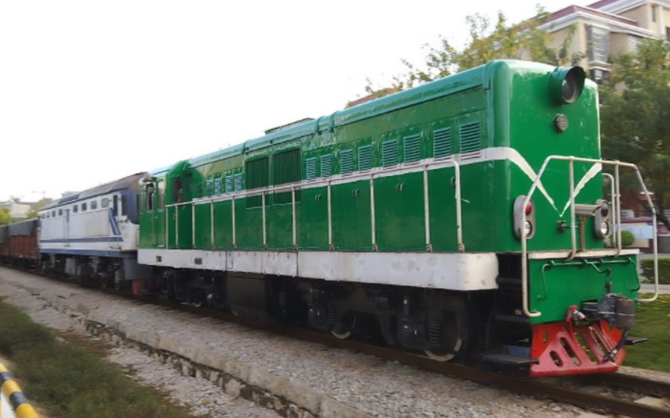 百年滇越铁路实拍崭新的东方红21dfh21机车与崭新的东风21df21-007号