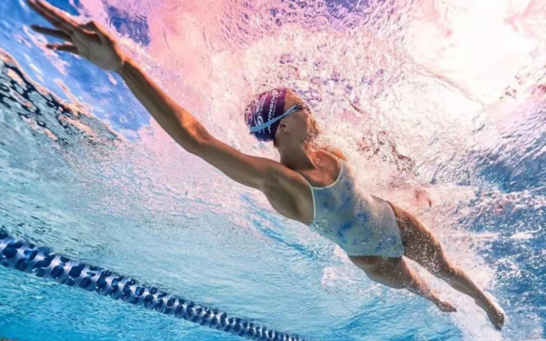 前国家游泳队周妍欣直播片段粉丝帅自由泳陆地练习视频单臂模仿大绕环