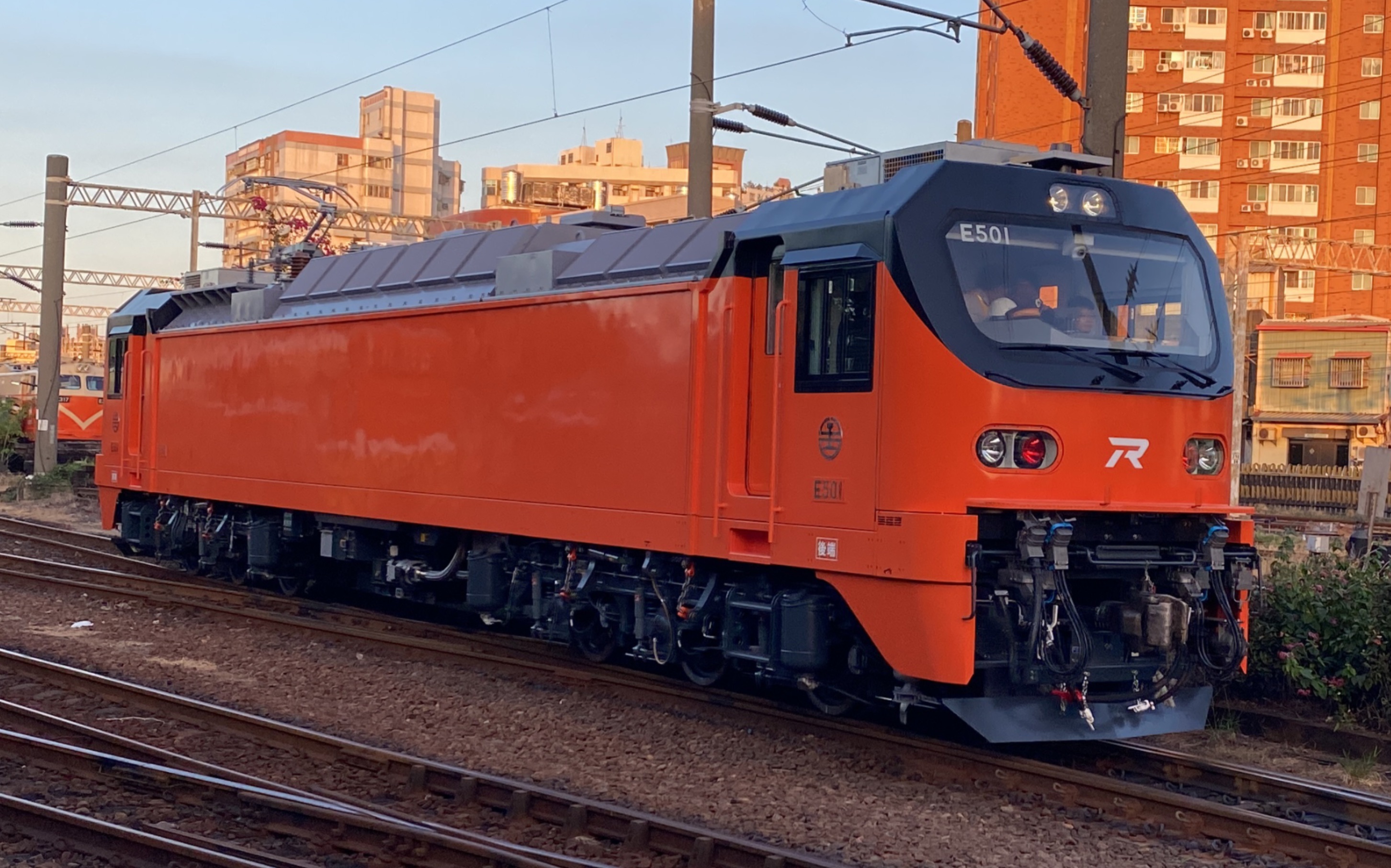 台铁 e500型电力机车 e501 彰化站自走转线作业