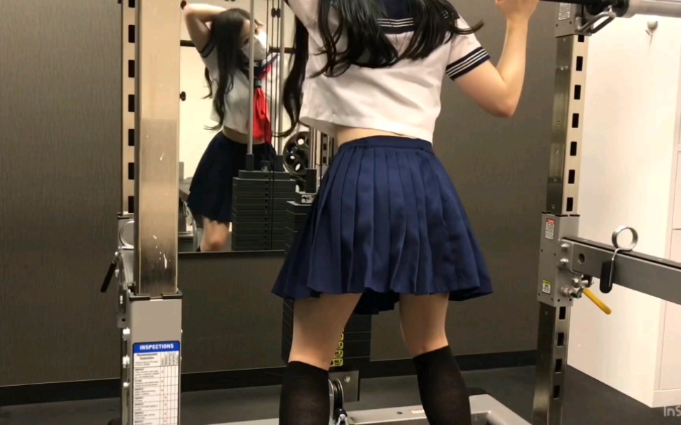 日本萌妹子穿jk制服去健身房这能伸展得开