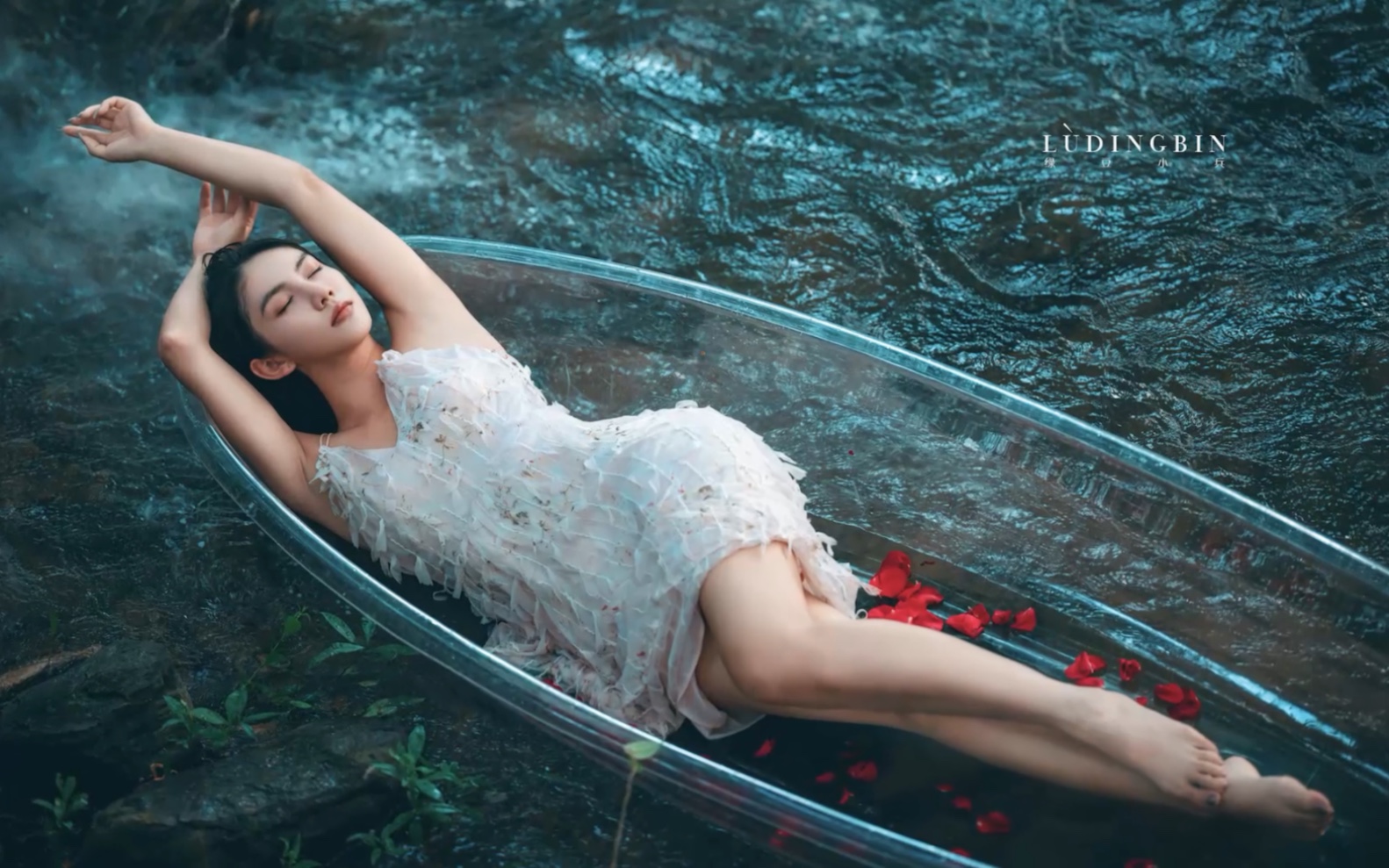 夏天和美女去小溪泡水,教你这么选景,拍照能出大片