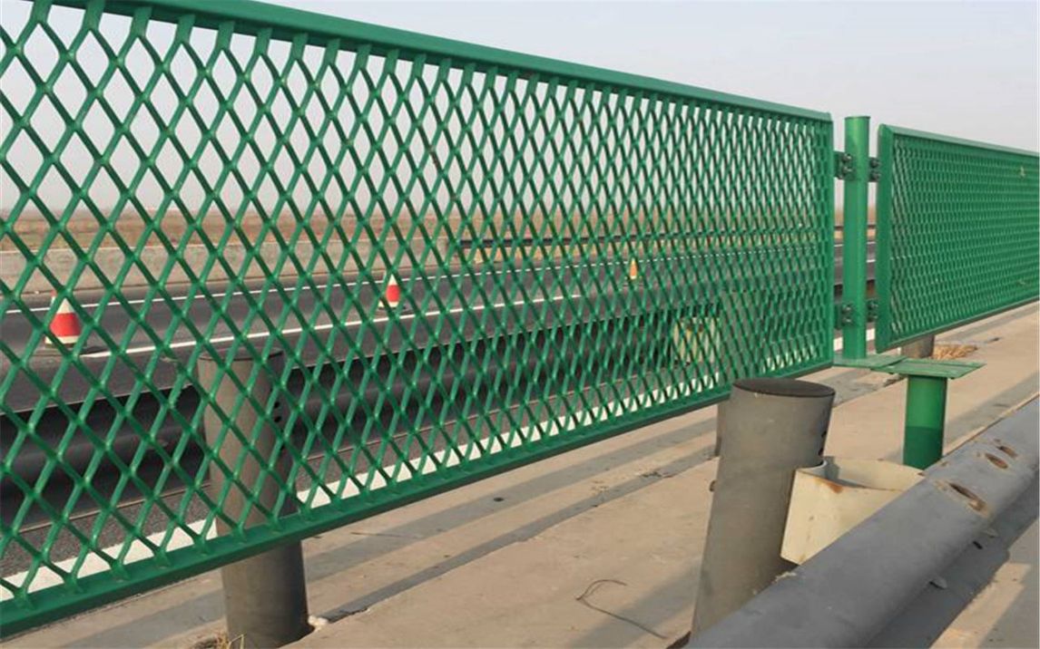 防眩网高速公路护栏网菱形孔钢板网金属护栏网片